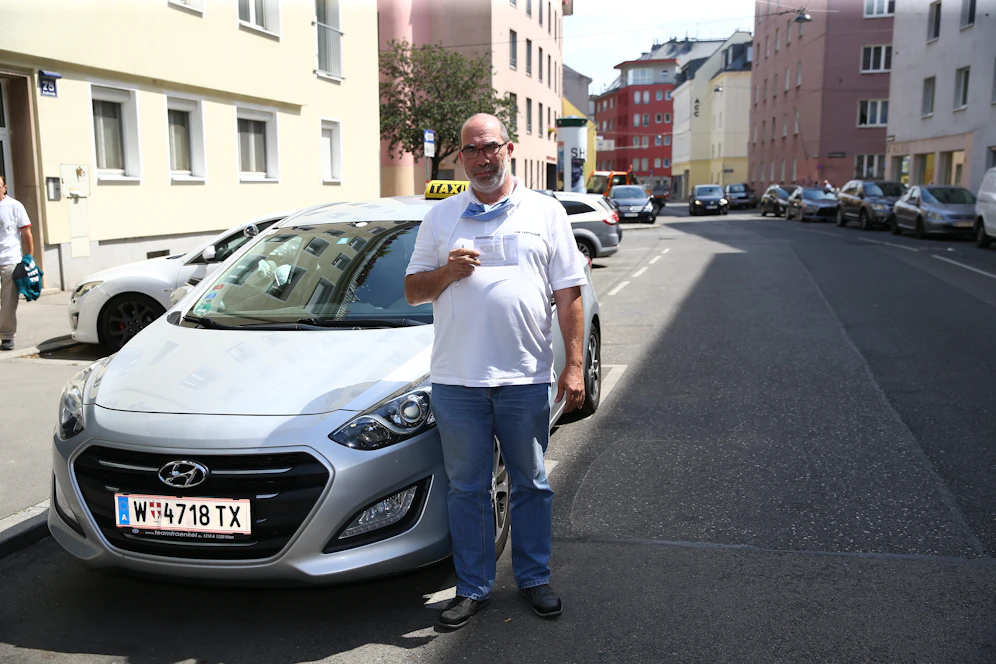Gerald K. (56) brachte eine blinde Wienerin vom Stiegenhaus zum Taxi, kassierte währenddessen eine Parkstrafe.