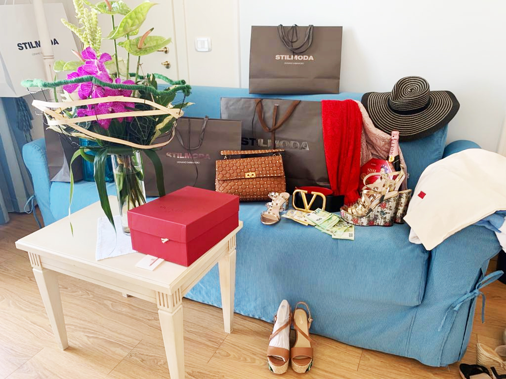 "Mausis" Hotelzimmer in Lignano: Mode von der richtig teuren Sorte, und 1.500 Euro in Bar.<br>