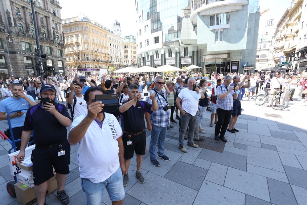 Ein Großeinsatz in der Wiener Innenstadt animierte Schaulustige vor dem Haas-Haus zu einem Schnappschuss.