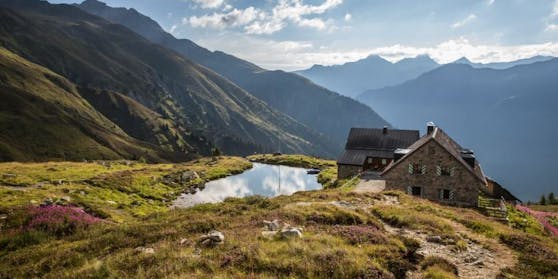 Die Friedrichshafener Hütte, ein aus Naturstein gebautes, gepflegtes Berggasthaus, ist auch Teil des Kulinarischen Jakobswegs
