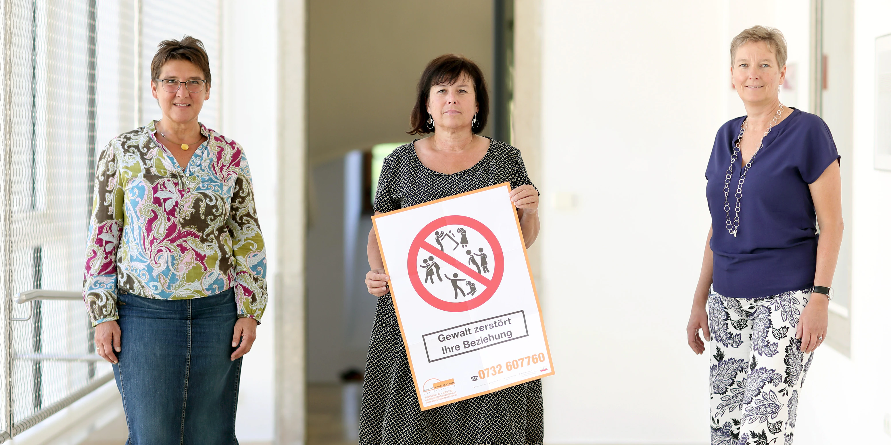 Sonja Ablinger (li.) und Eva Schuh (beide vom Gewaltschutzzentrum OÖ) und Soziallandesrätin Birgit Gerstorfer (Mitte)