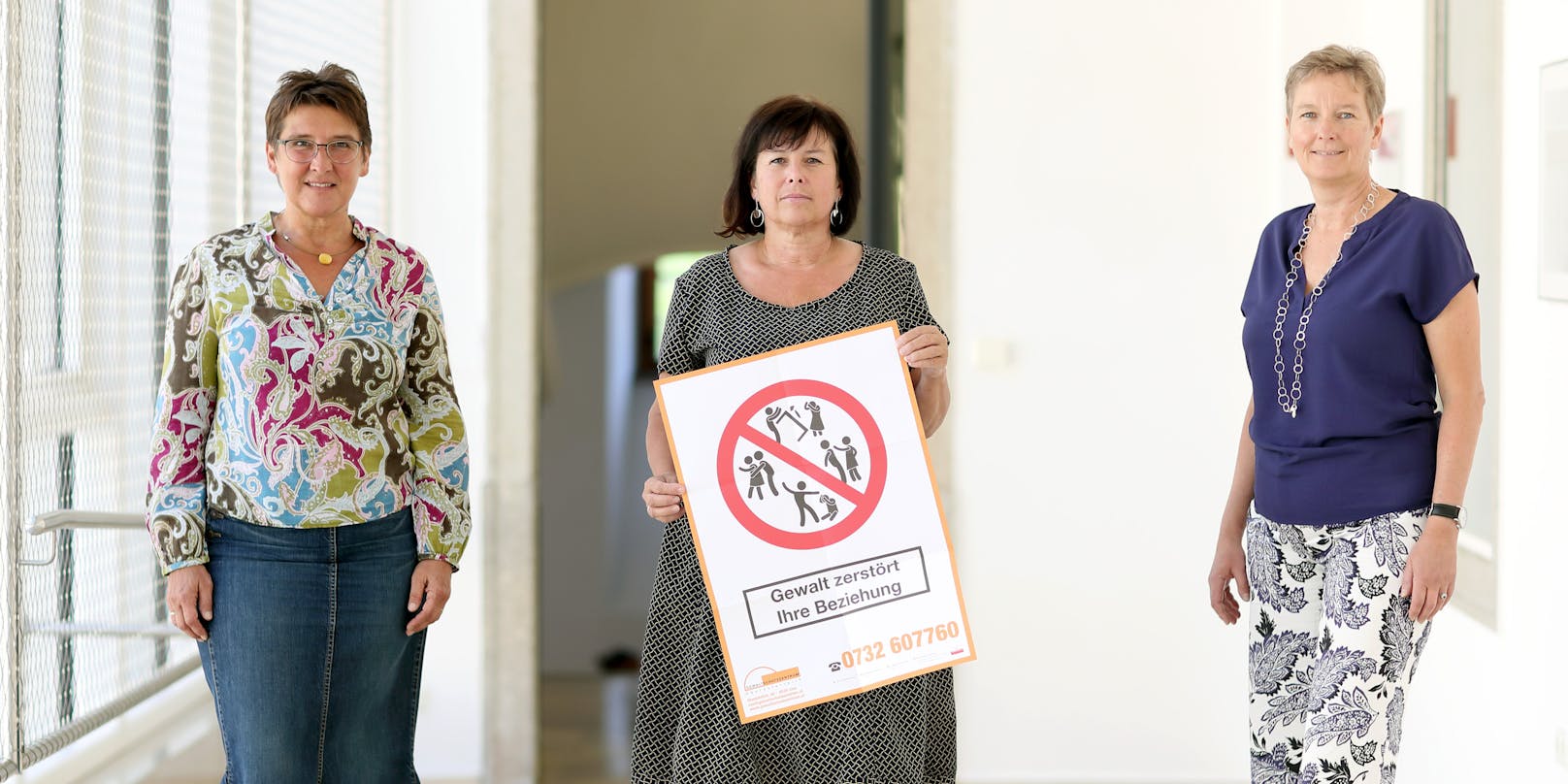 Sonja Ablinger (li.) und Eva Schuh (beide vom Gewaltschutzzentrum OÖ) und Soziallandesrätin Birgit Gerstorfer (Mitte)