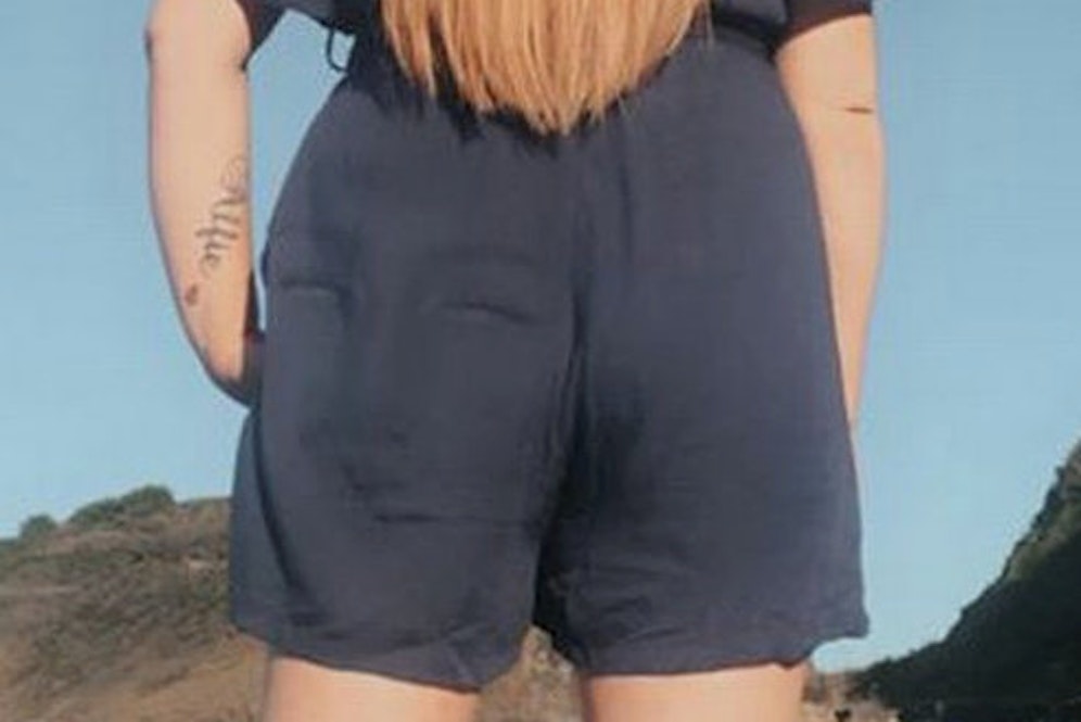 Sieht man hier das Gesicht eines toten Piraten am Hintern von Hollie Abraham?