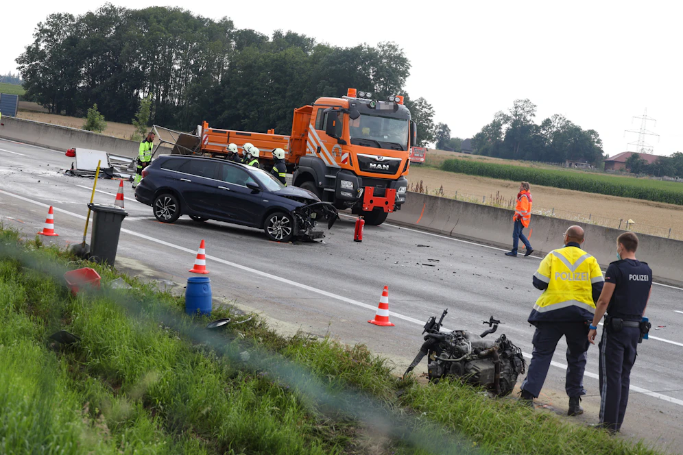 Schwerer Unfall auf der A1. Der Motorblock eines Autos wurde weggeschleudert.