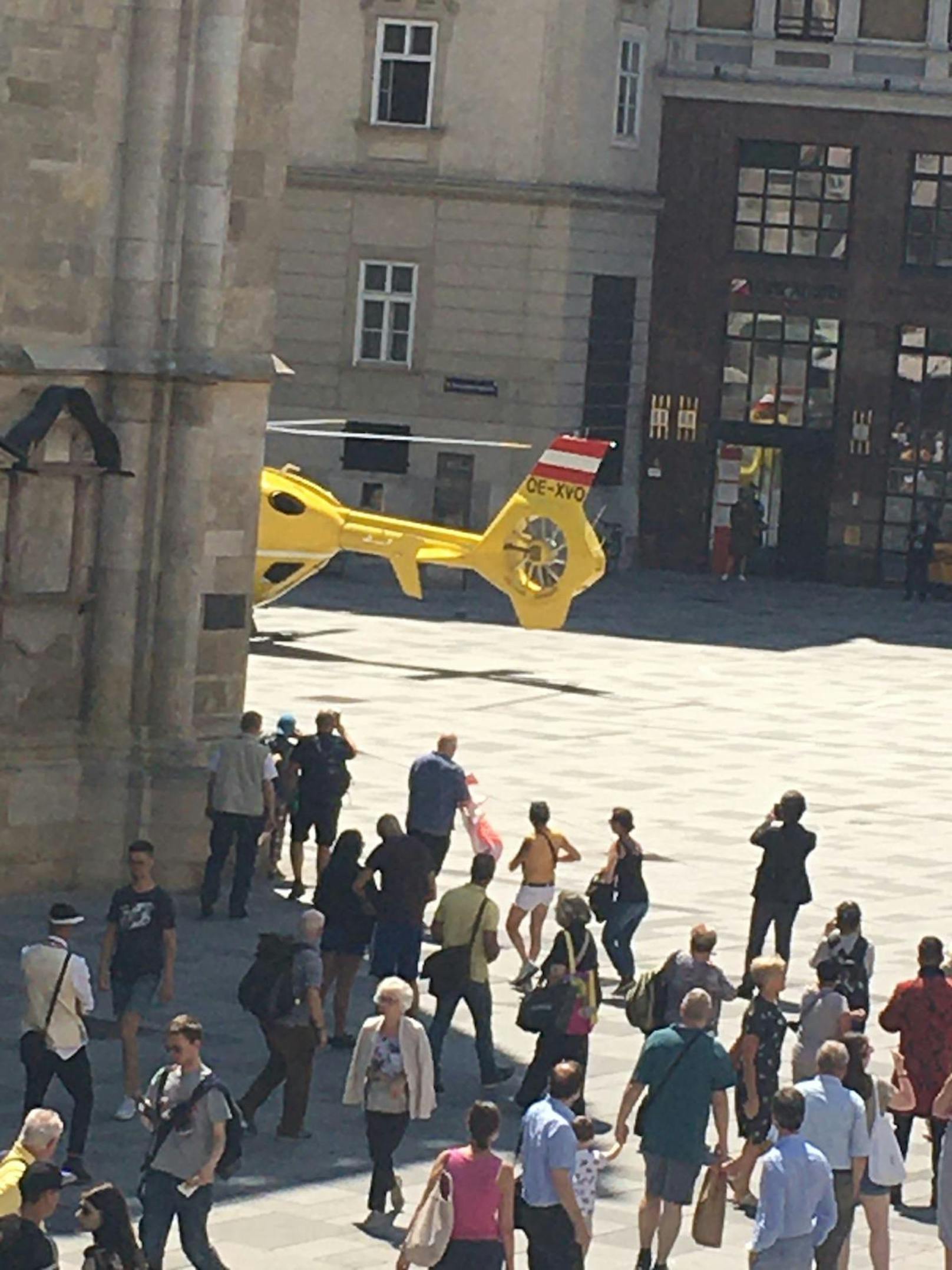 Der ÖAMTC-Helikopter landete am Stephansplatz in der Inneren Stadt.<br>