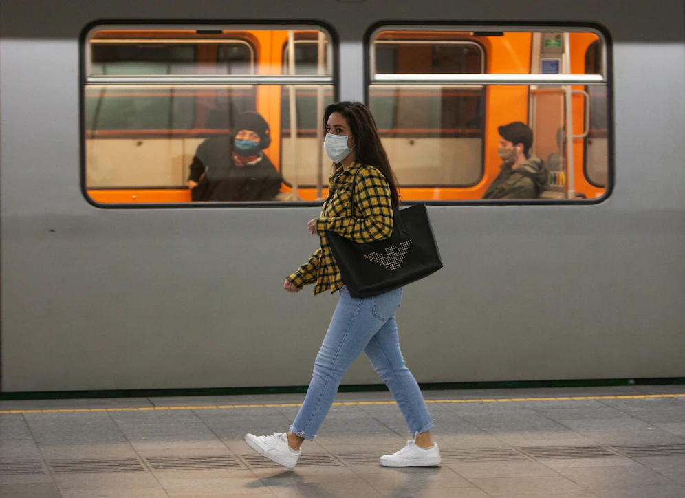 In den öffentlichen Verkehrsmitteln herrscht Maskenpflicht.