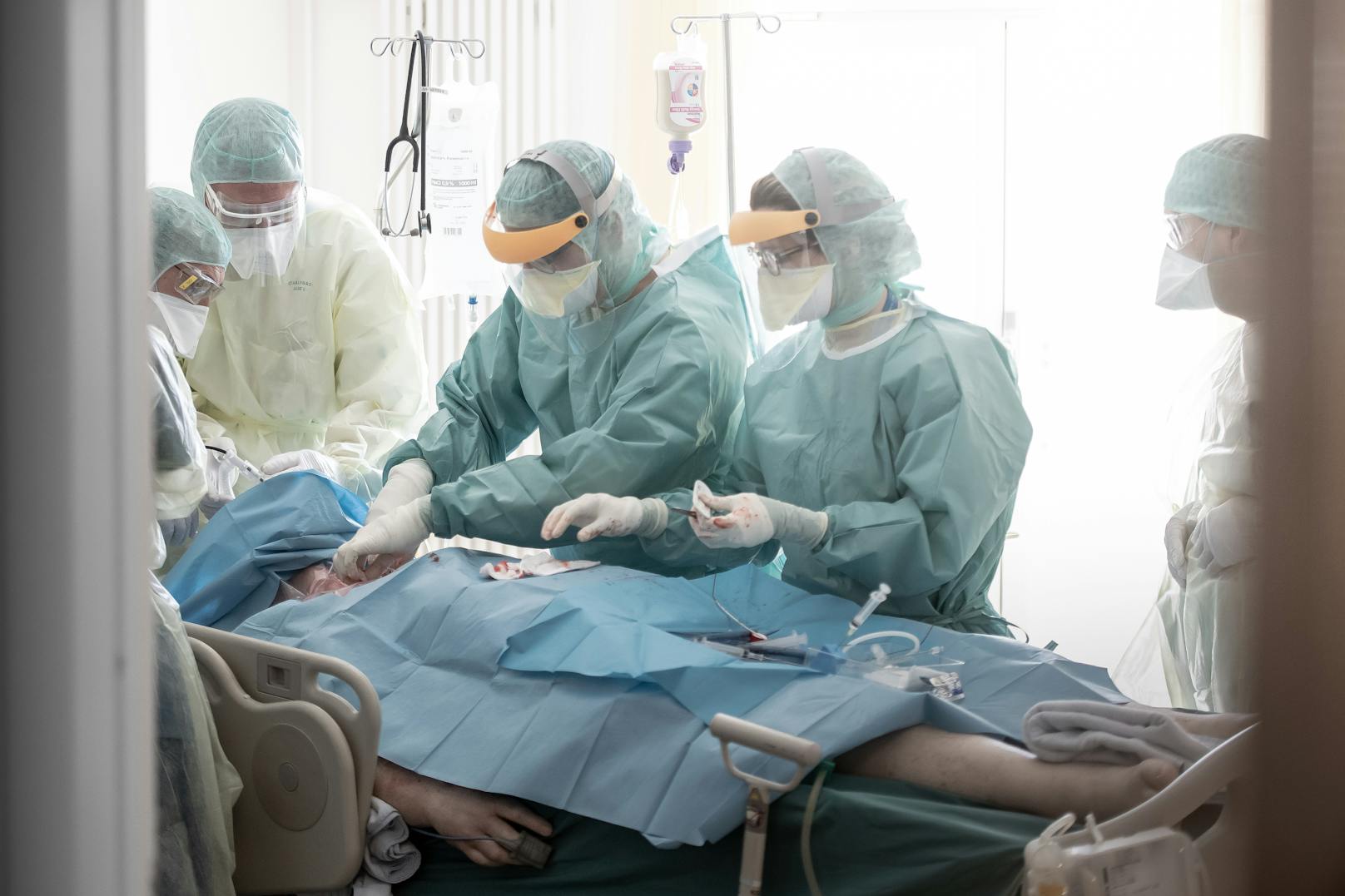 Schweizer Chirurgen im Operationssaal. Symbolbild
