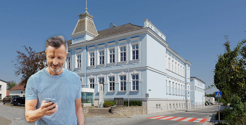Symbolfoto eines Mannes vor der Schule in Grafenwörth.