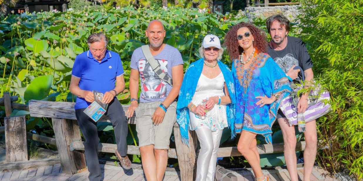 Vor Abreise hat sich Lugner noch mit der Gruppe zum Zoo geschleppt – ein Zeichen guten Willens