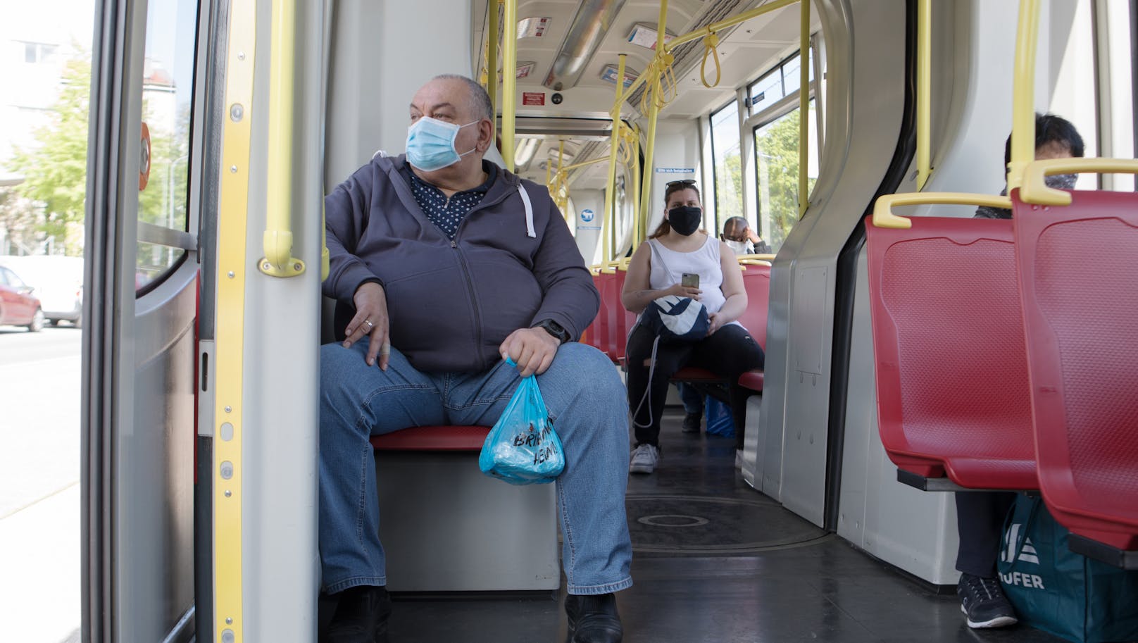 In den öffentlichen Verkehrsmitteln herrscht Maskenpflicht.