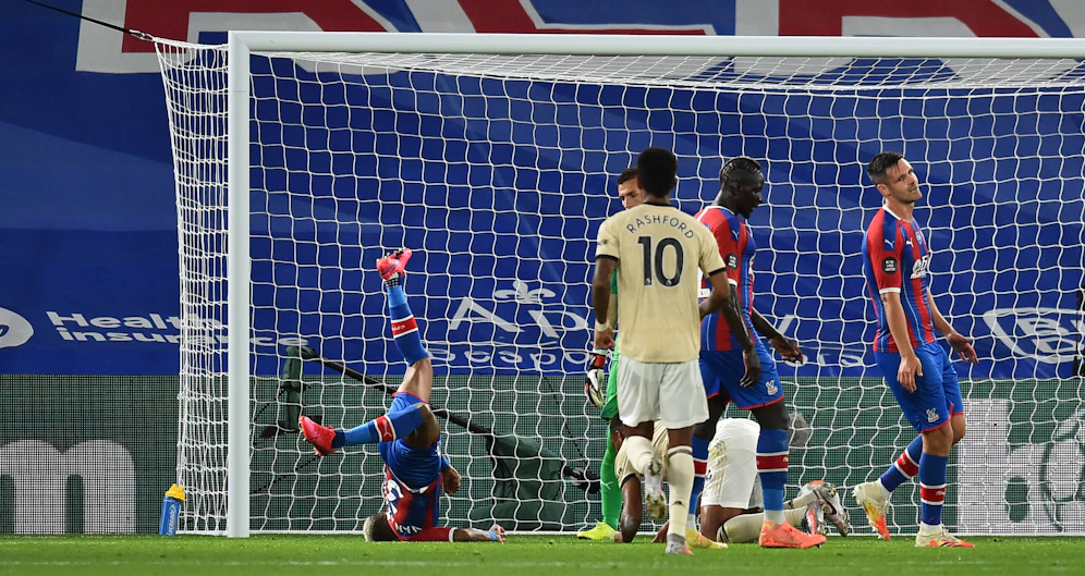 Patrick van Aanholt landete nach dem Zweikampf mit Anthony Martial auf dem Kopf.