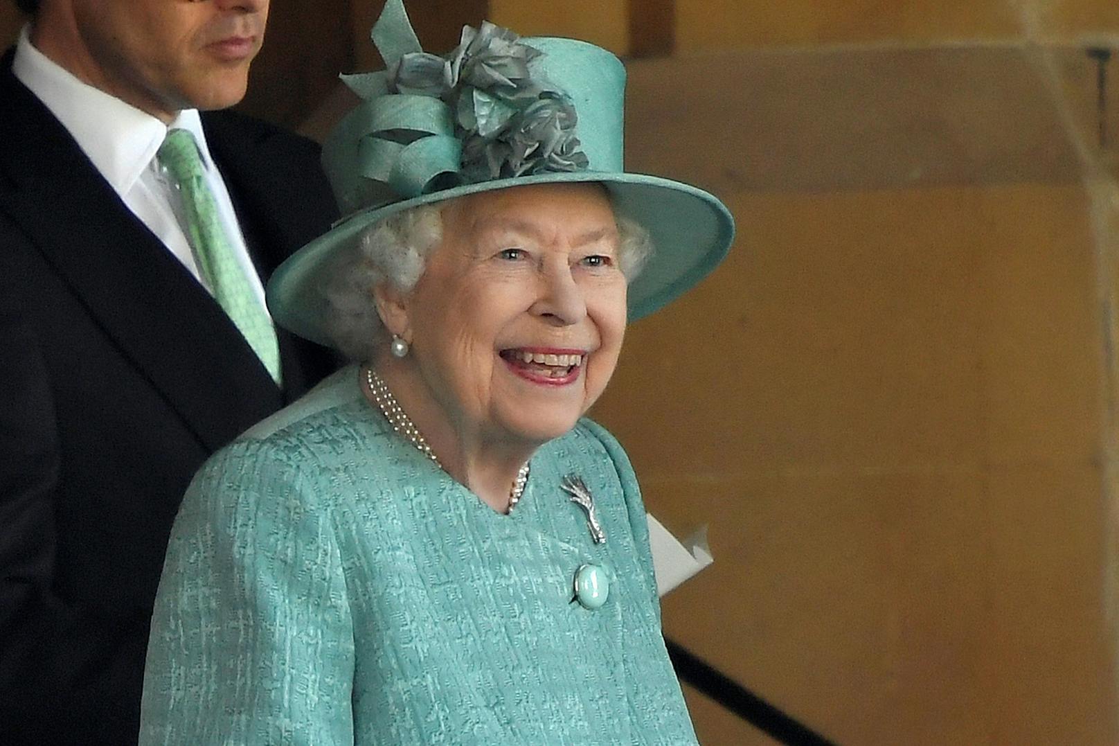 <strong>PLATZ 3:</strong> Bronze geht in diesem Jahr an <strong>Queen Elizabeth II</strong>. Die Monarchin hat aufgrund der Corona-Bedrohung ihren Sitz vom Buckingham Palast nach Windsor verlegt. In den nächsten Wochen soll sie auch eine Impfung gegen das Virus bekommen.<br>