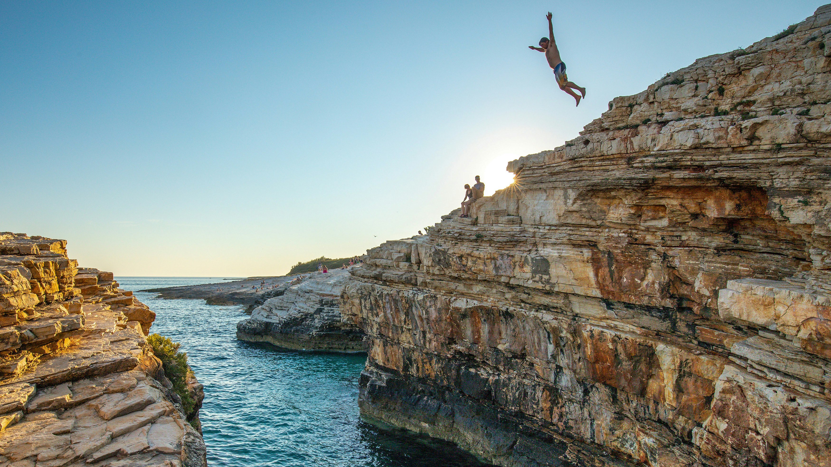 Die dortige Steilküste verlockt zum Klippenspringen