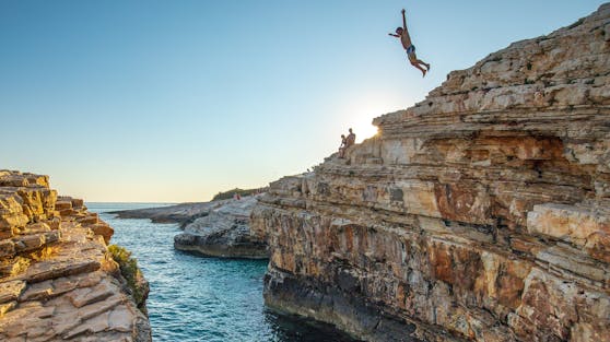 Die dortige Steilküste verlockt zum Klippenspringen