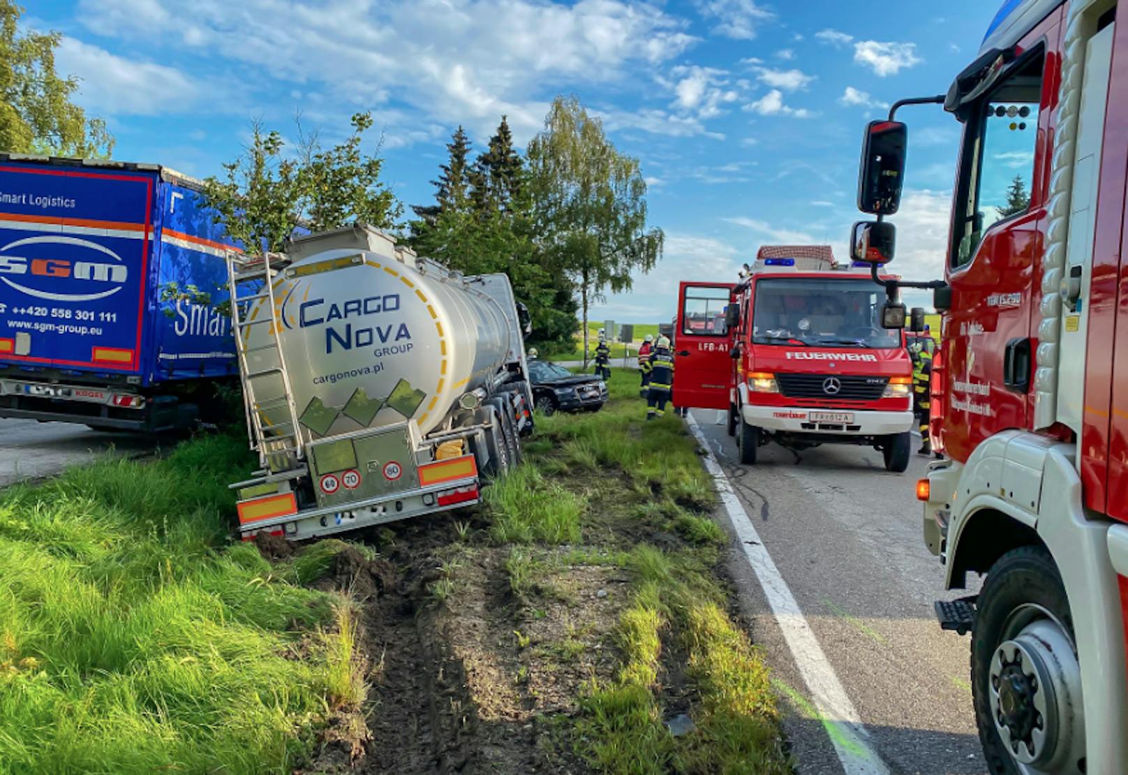 Die Feuerwehr brauchte einen Kran, um den Lkw zu bergen.