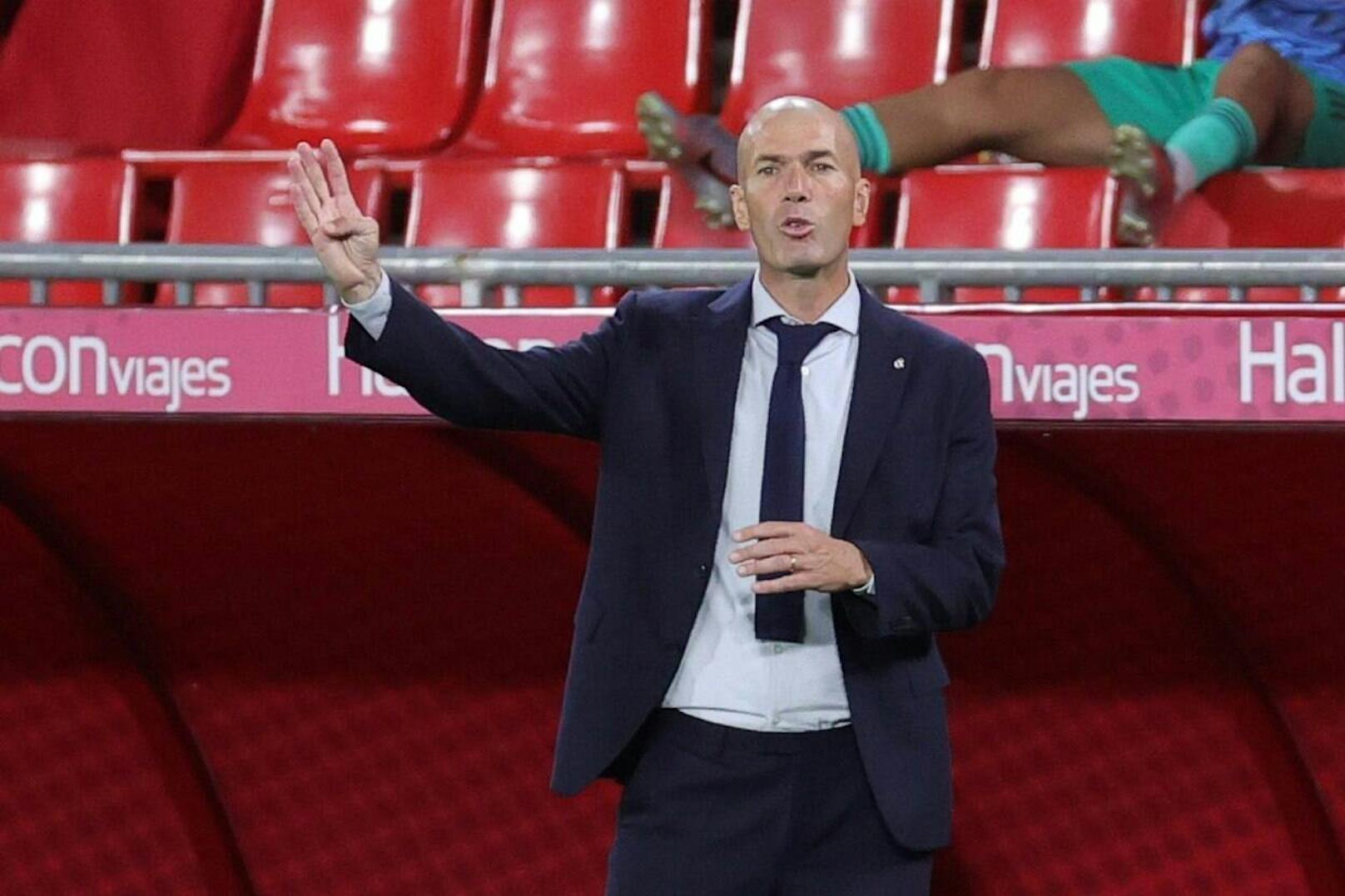 Real-Coach Zinedine Zidane platzt der Kragen. 