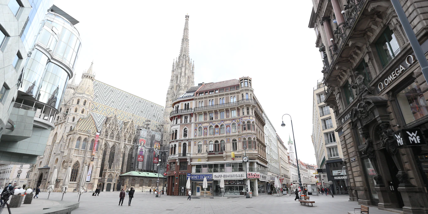 Blick von der Kärntner Straße auf den menschenleeren Stephansplatz am 14. April