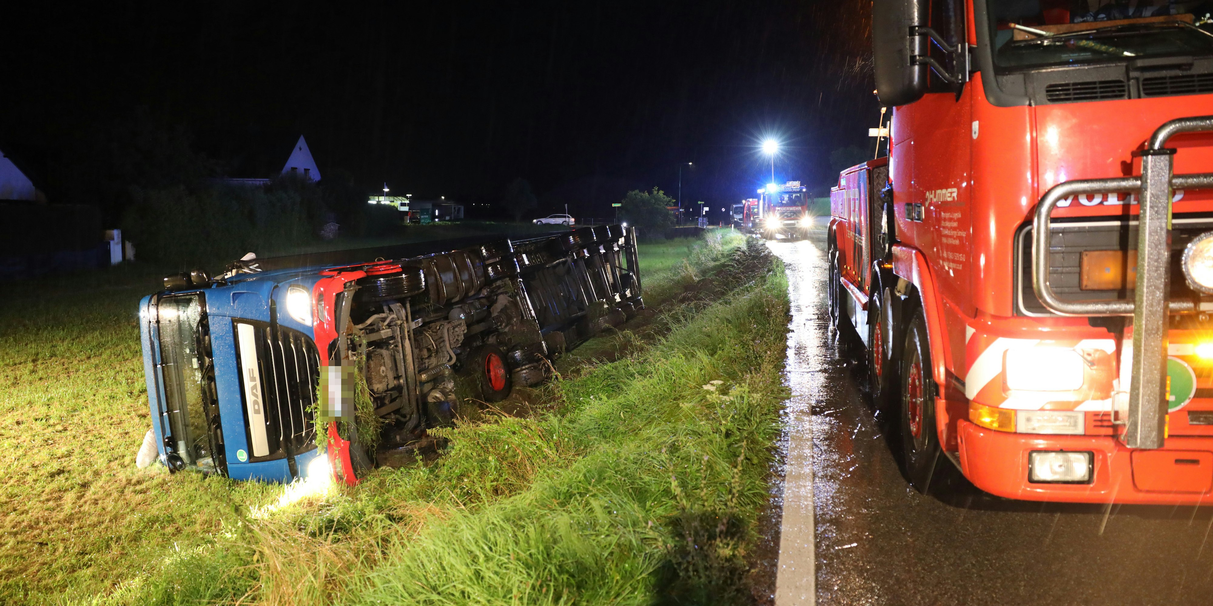 Der Fahrer wurde leicht verletzt in ein Welser Krankenhaus gebracht.