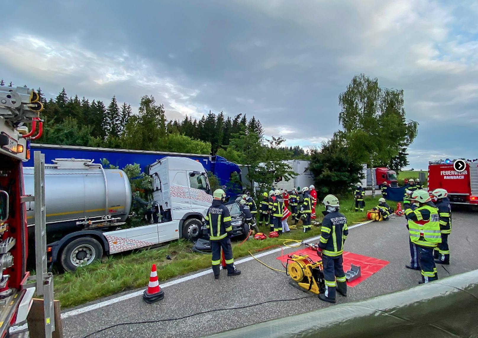 Der Fahrer wurde verletzt, musste aus dem Wrack befreit werden.