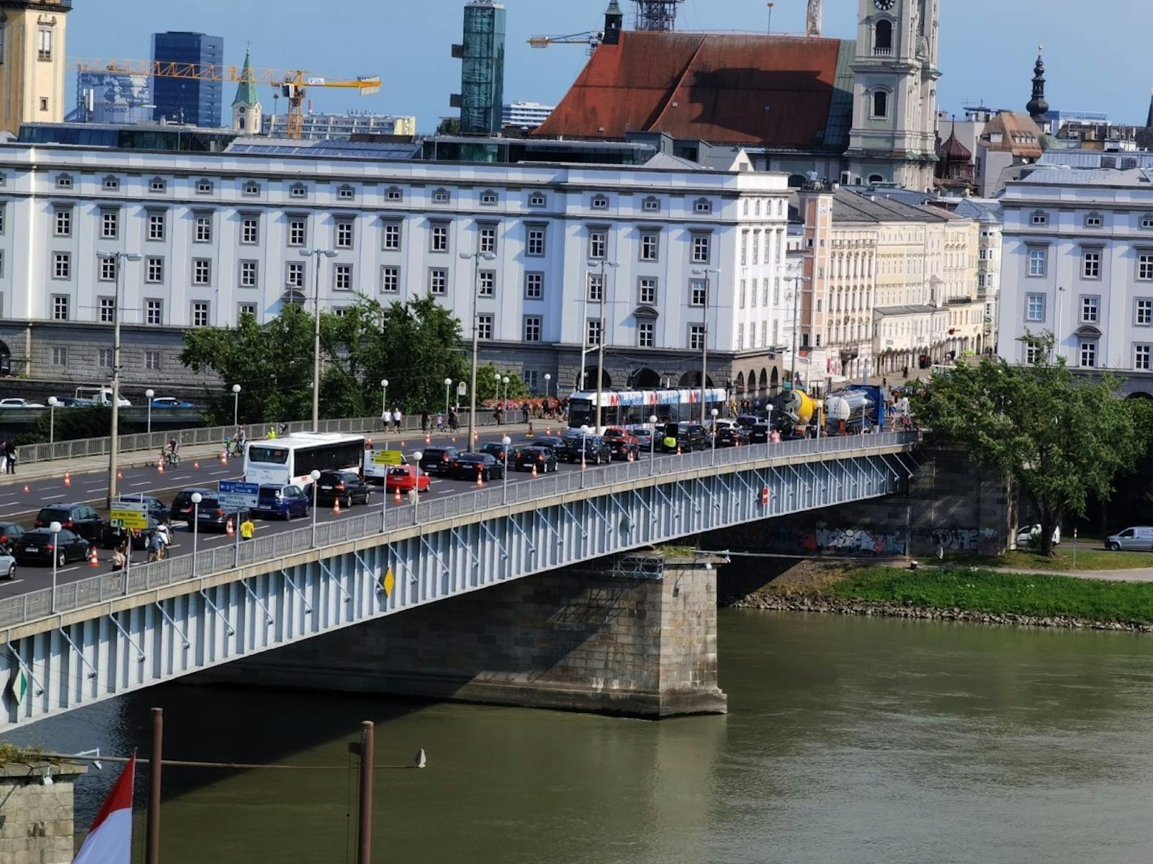 Die Situation bei der Radler-Demo: Riesen-Stau vor allem von Urfahr nach Linz.