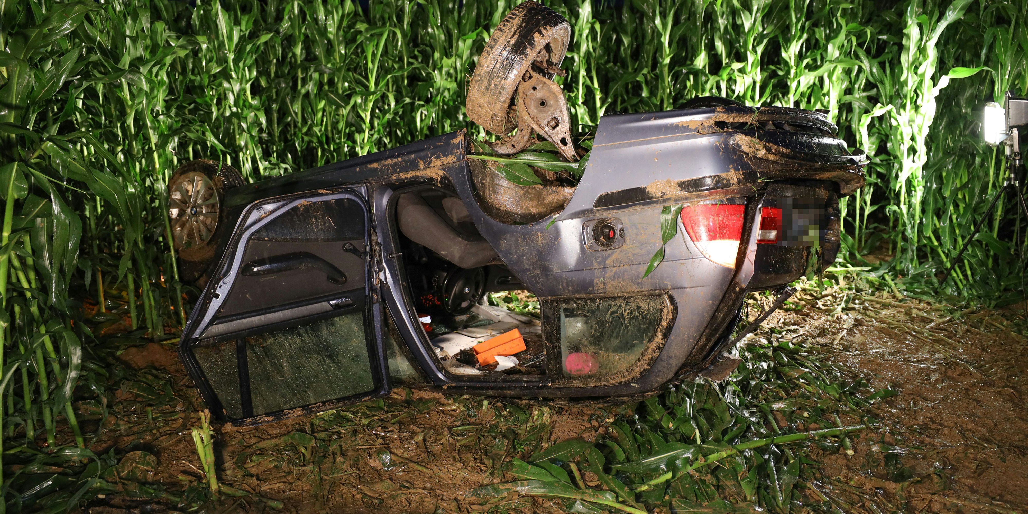 Das Auto kam am Dach liegend im Maisfeld zum Stillstand.