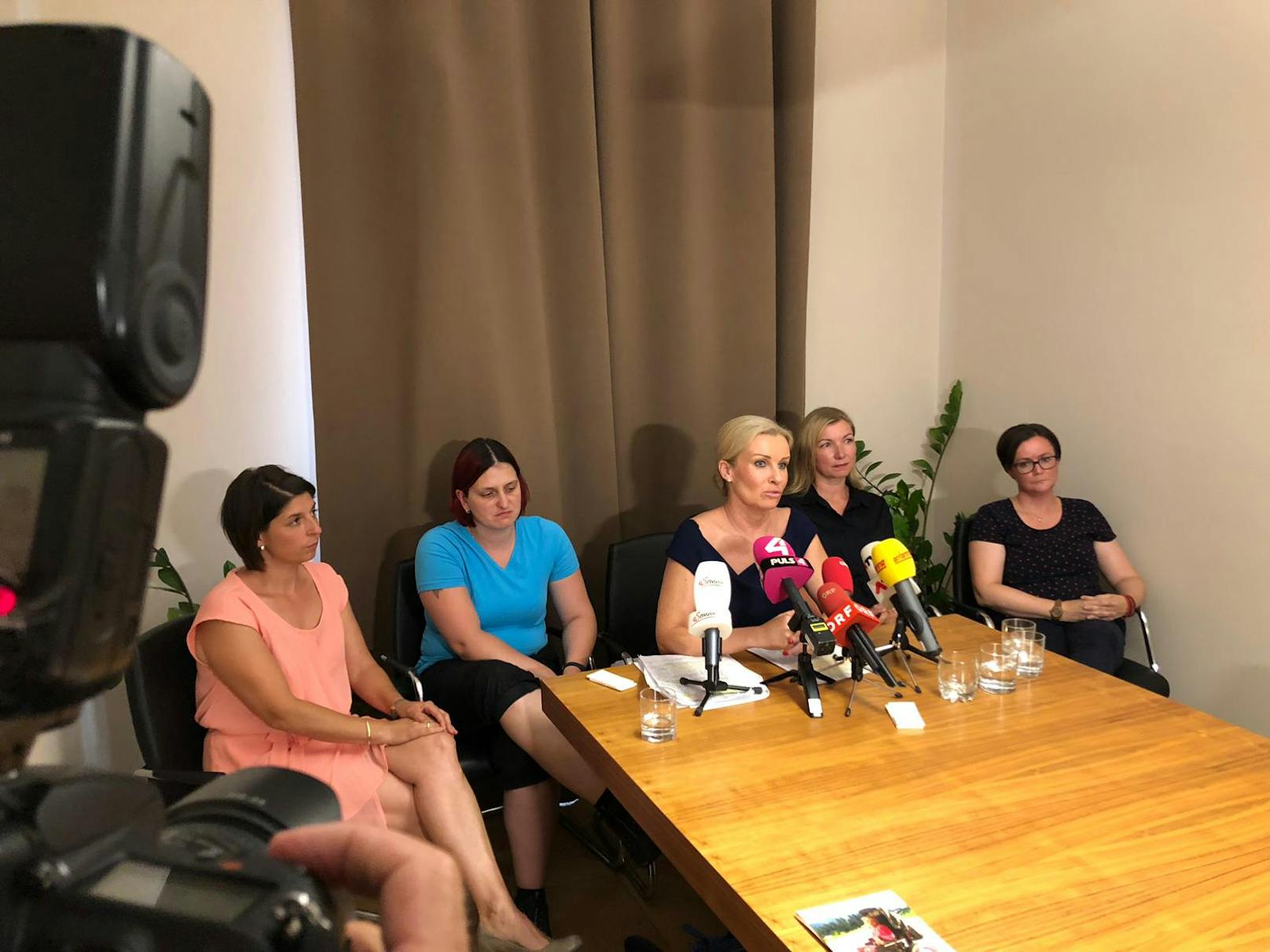 Anwältin Karin Prutsch mit vier betroffenen Frauen im Vorjahr bei Pressekonferenz