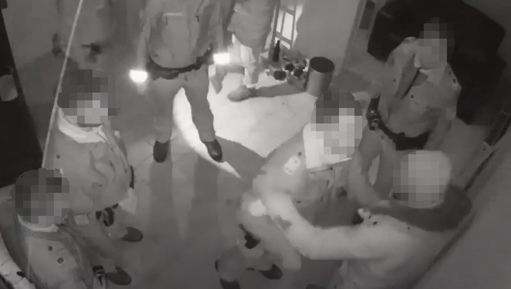 Zwei Polizisten sollen den 28-Jährigen direkt attackiert haben, die übrigen sechs sahen zu (Jänner 2019)