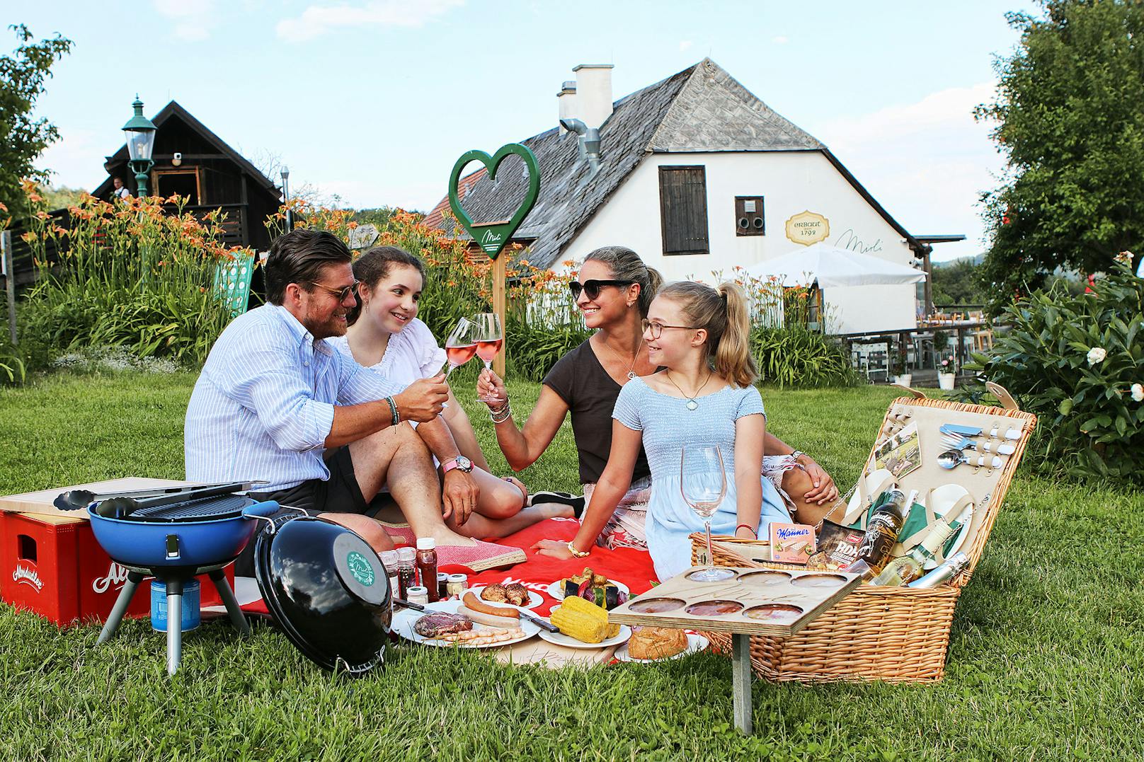 Gewinne ein Feinschmecker-Grillpaket für zwei Personen und genieße ein Picknick auf einem der schönsten Plätze im Wienerwald.