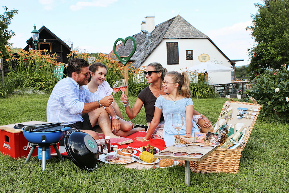 Gewinne ein Feinschmecker-Grillpaket für zwei Personen und genieße ein Picknick auf einem der schönsten Plätze im Wienerwald.