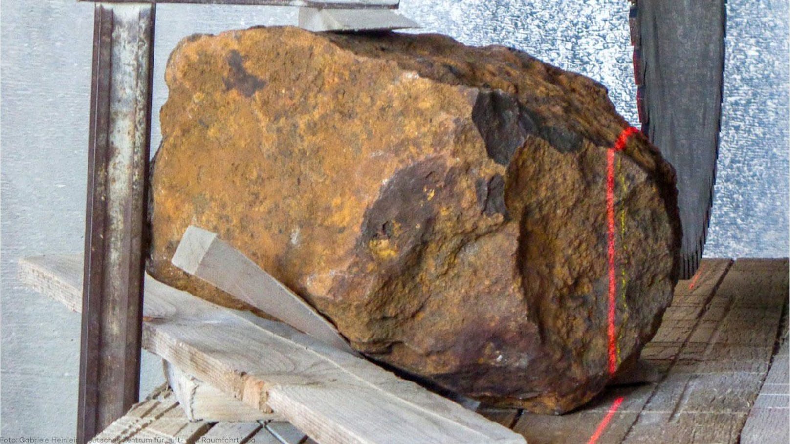 Dieses Meteorit hat sich als Stein getarnt und wäre von seinem Finder fast weggeworfen worden. 