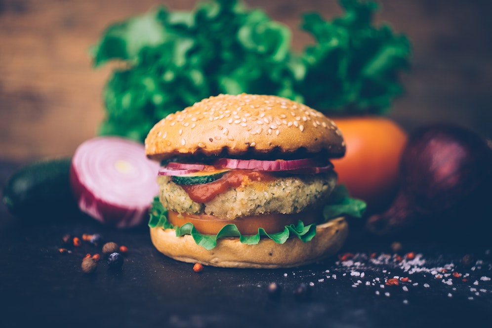 Veggie-Burger sind nicht immer gesünder, wie ein aktueller Test zeigt.