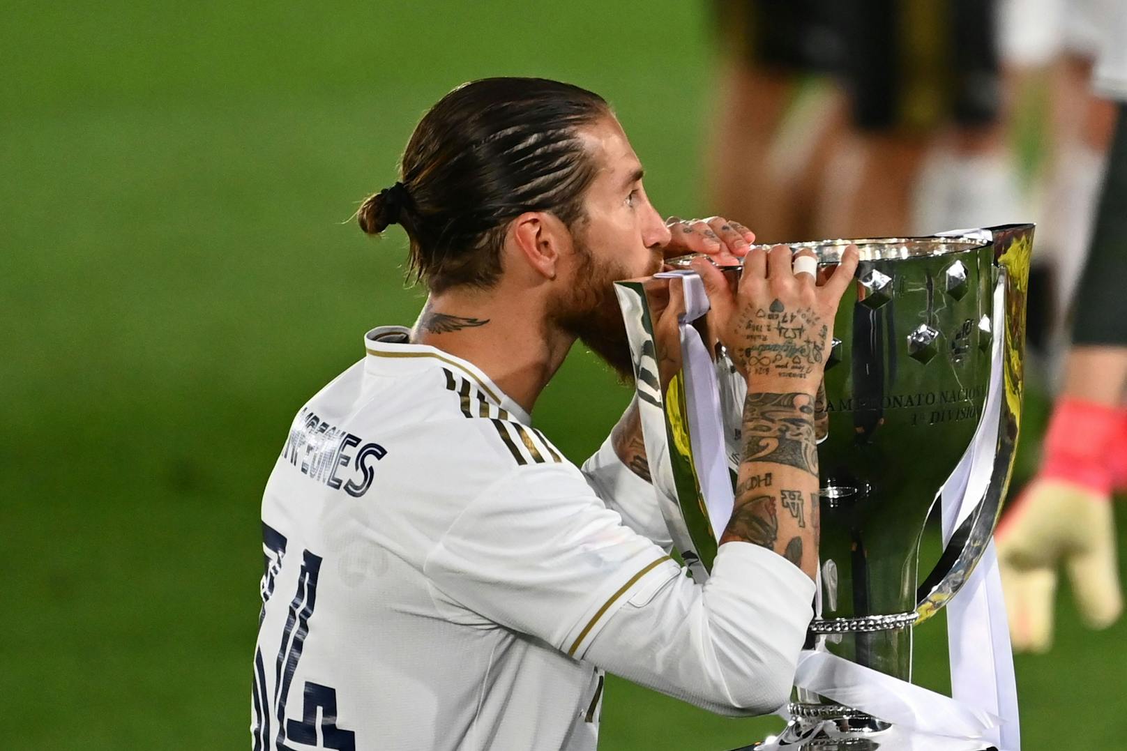 Kapitän Sergio Ramos küsst den Pokal.