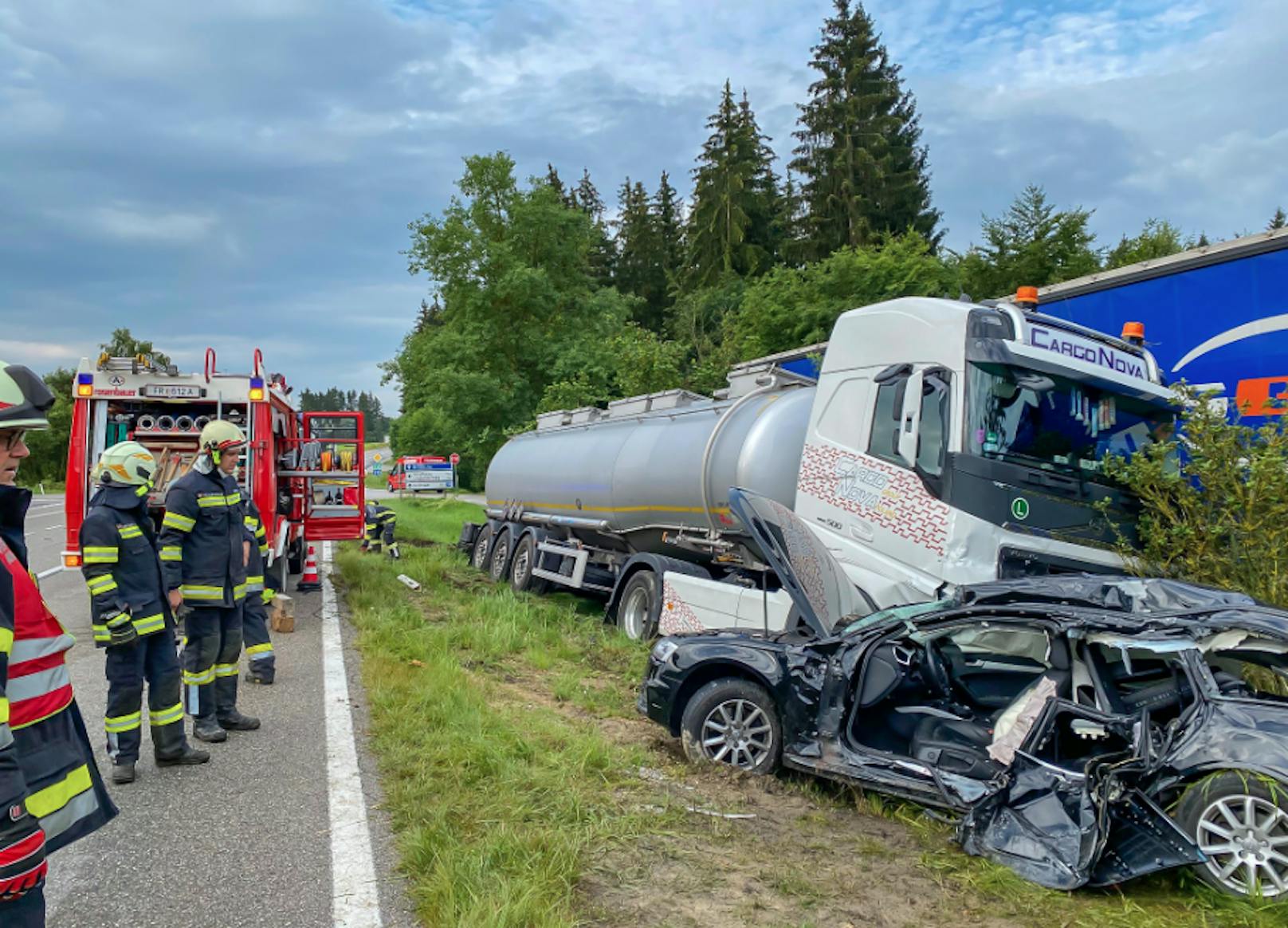 Der Wagen wurde mitgeschleift und in einen Graben geschleudert.