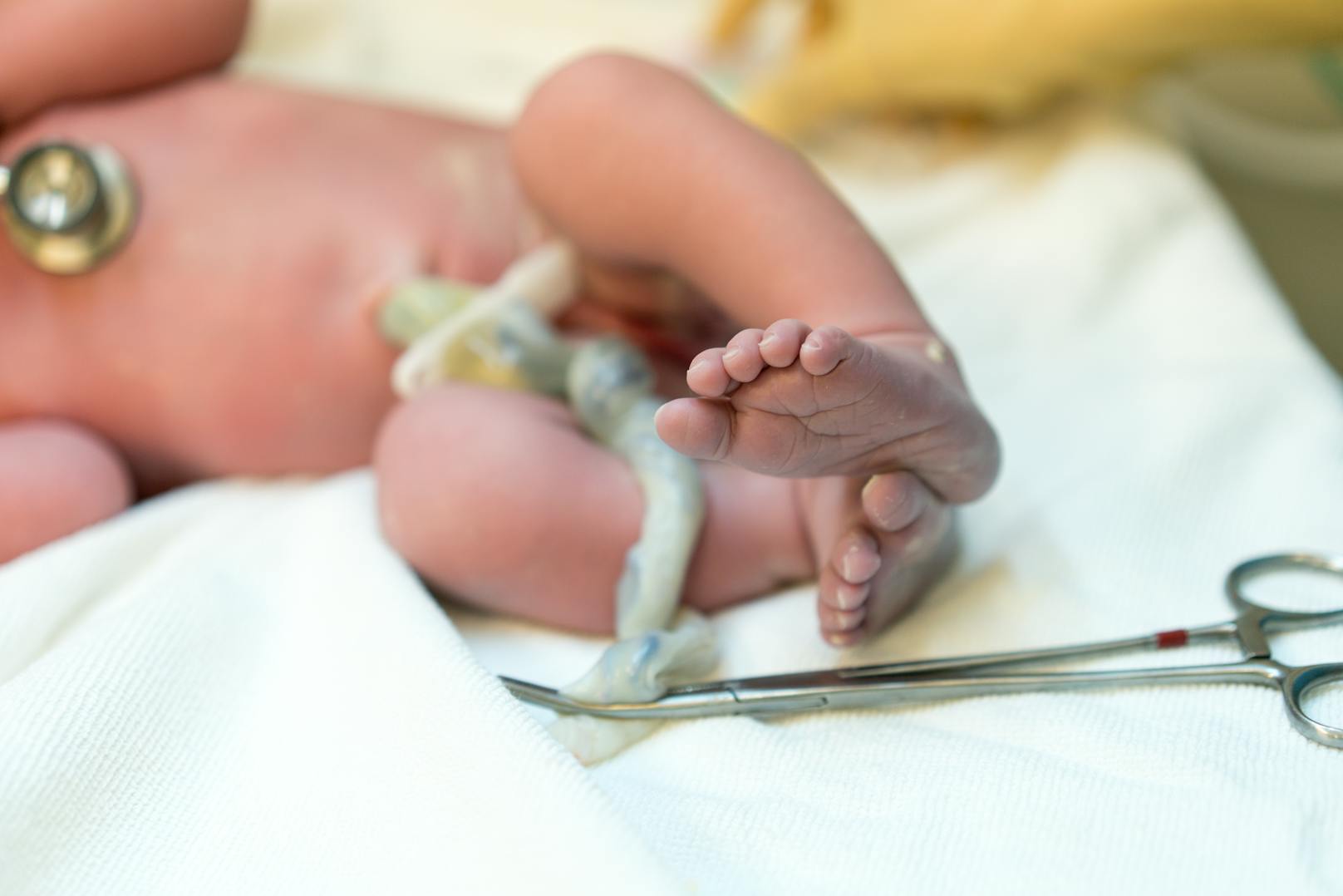 Schwangere können in seltenen Fällen Covid-19 auf ihr ungeborenes Kind übertragen, das haben Ärzte in Frankreich nun erstmals nachgewiesen.