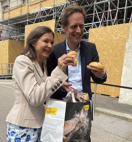Wurstsemmel-Lieferung für Abgeordneten Krainer: Doris Felber brachte die schmackhafte Stärkung persönlich vorbei.