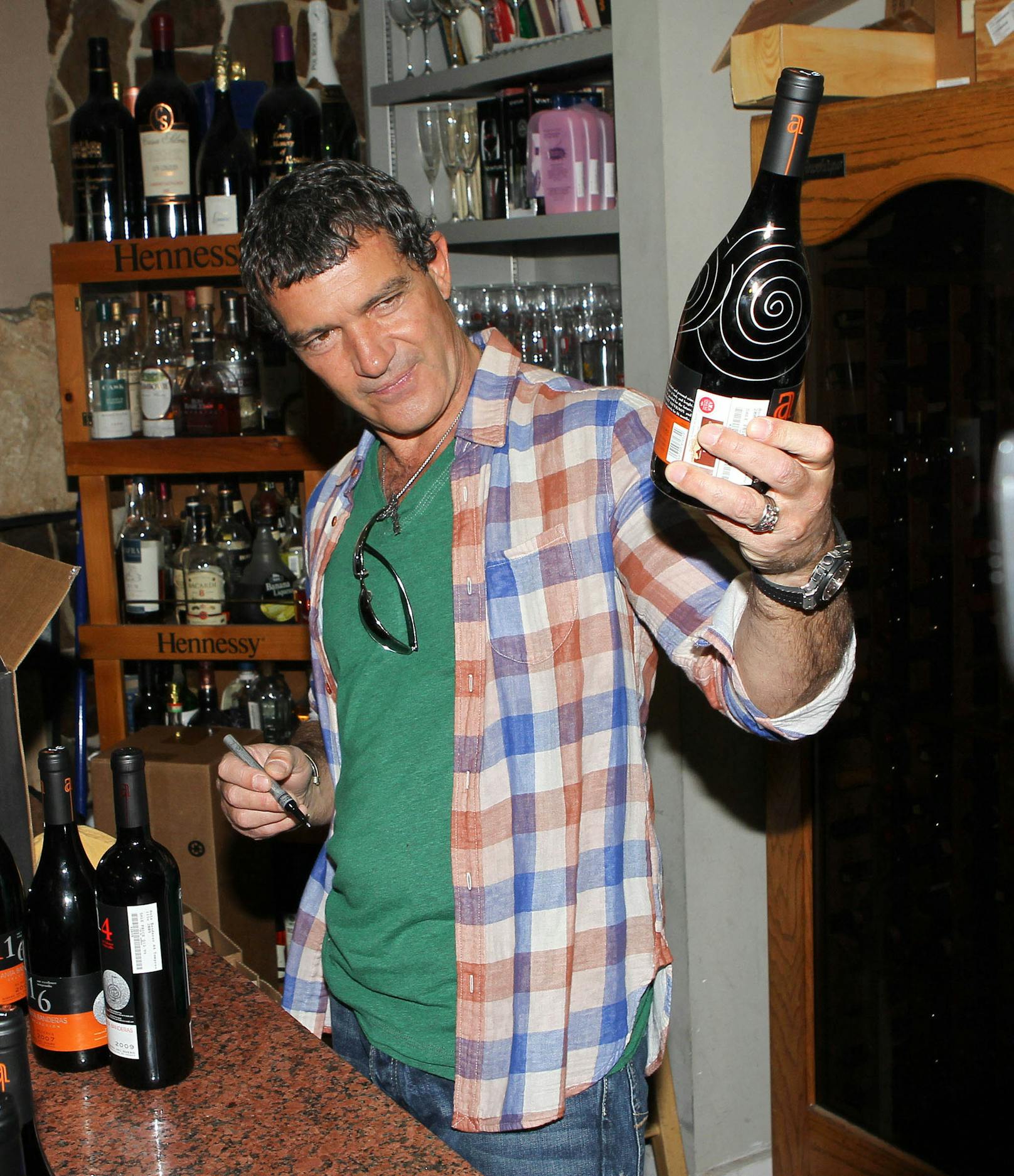 Würzig-spanisch geht es im Weinkeller von Schauspieler <strong>ANTONIO BANDERAS</strong> zu. Bei Promo-Auftritten für seinen Wein signiert der Latin Lover auch gerne mal selbst die Flaschen.