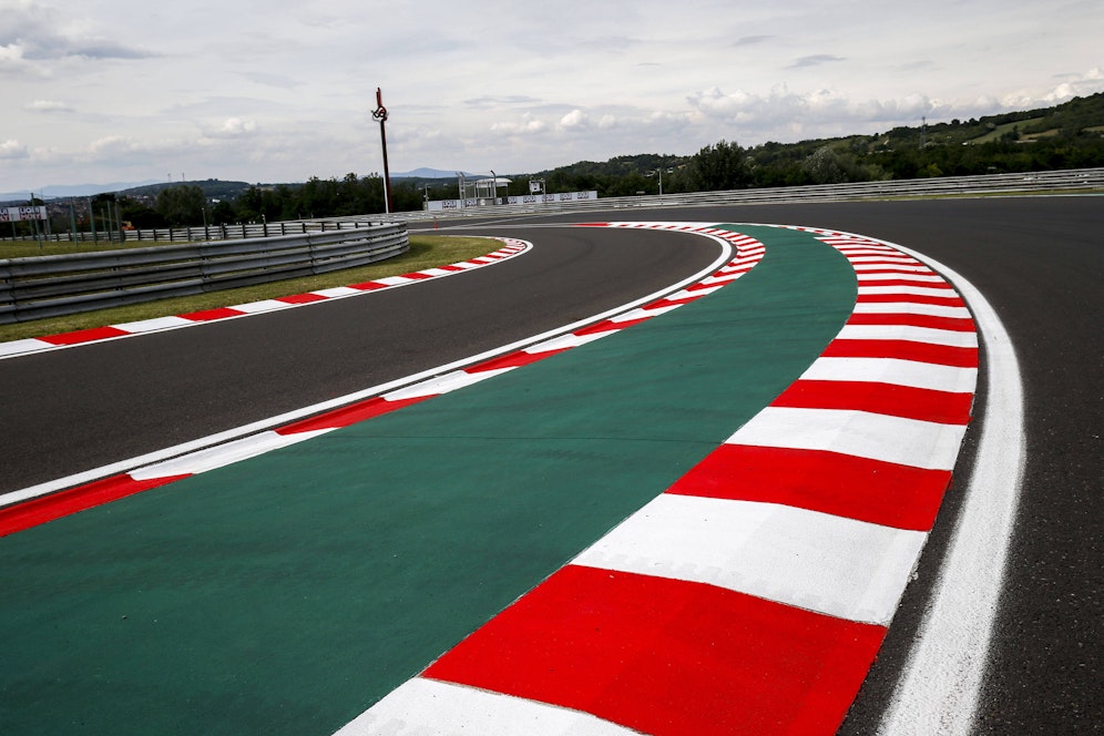 Zwei Personen im Formel-1-Zirkus sind corona-positiv.