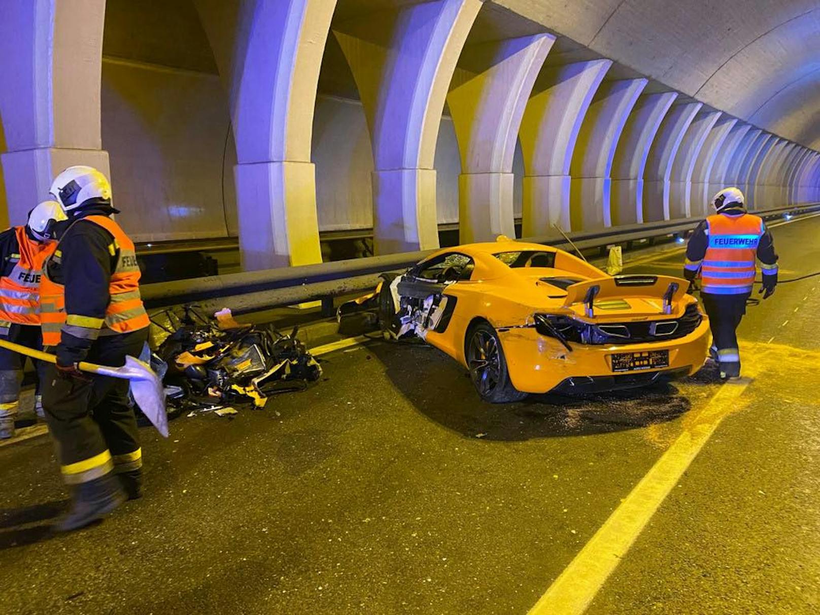 Dieser teure McLaren ist nur noch Schrott: die Insassen des Sportflitzers hatten riesen Glück, sie überstanden den Crash auf der A12 unverletzt (17. Juli 2020)