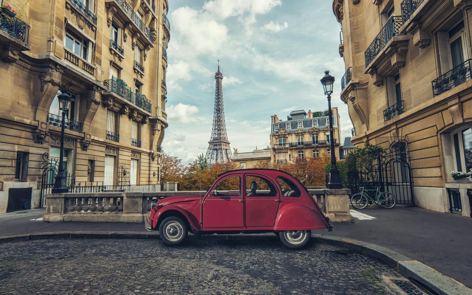 <strong>Frankreich</strong>:&nbsp;In Frankreich kann es vorkommen, dass das Parken auf einer Straßenseite nur an geraden oder ungeraden Tagen erlaubt ist, ebenso nur in der ersten oder der zweiten Monatshälfte.