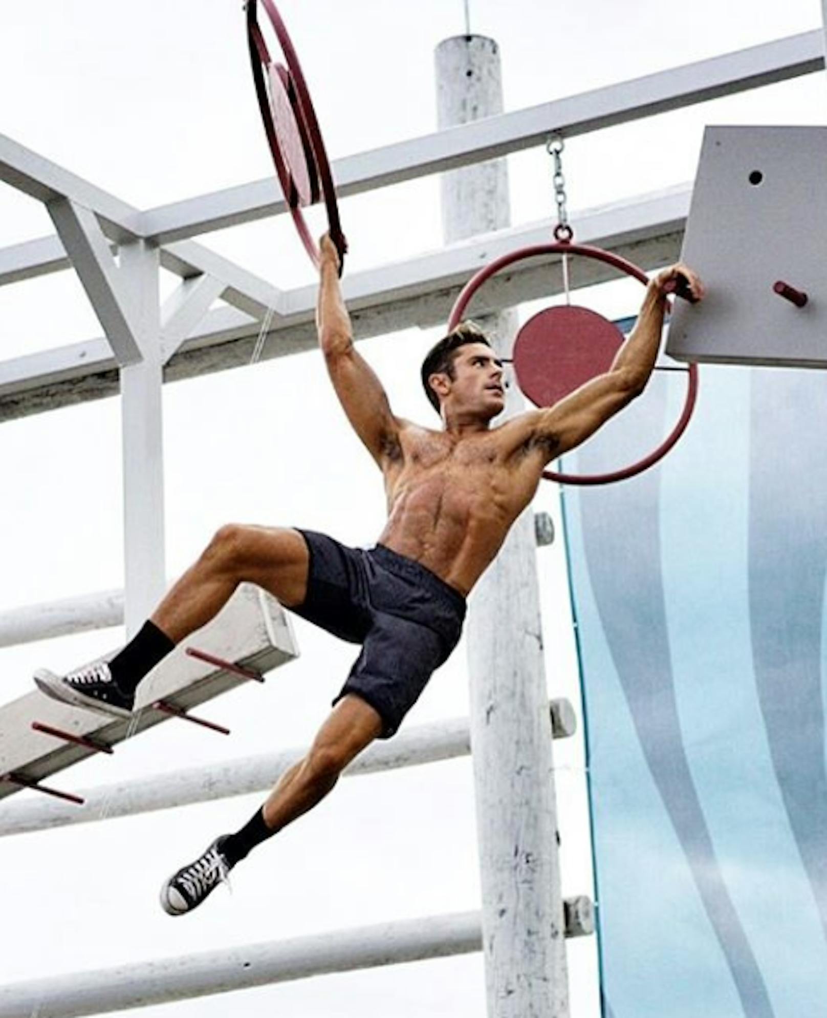 Auch beim Trainieren für den "Ninja Warrior" beeindruckt der junge Schauspieler.