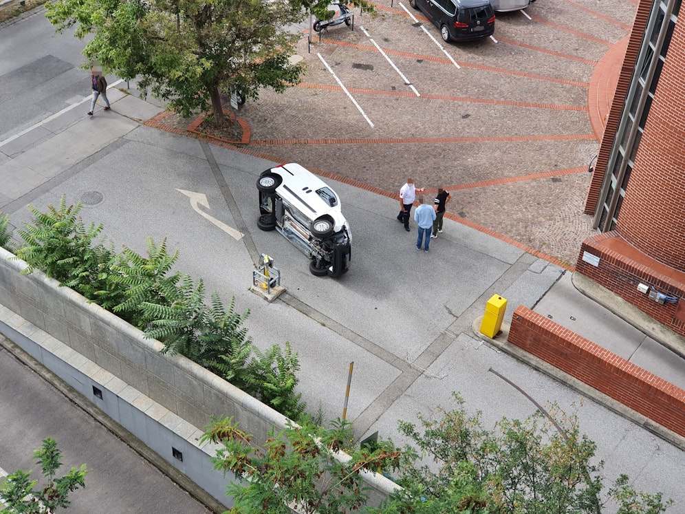 Dem Mann schien nichts passiert zu sein.