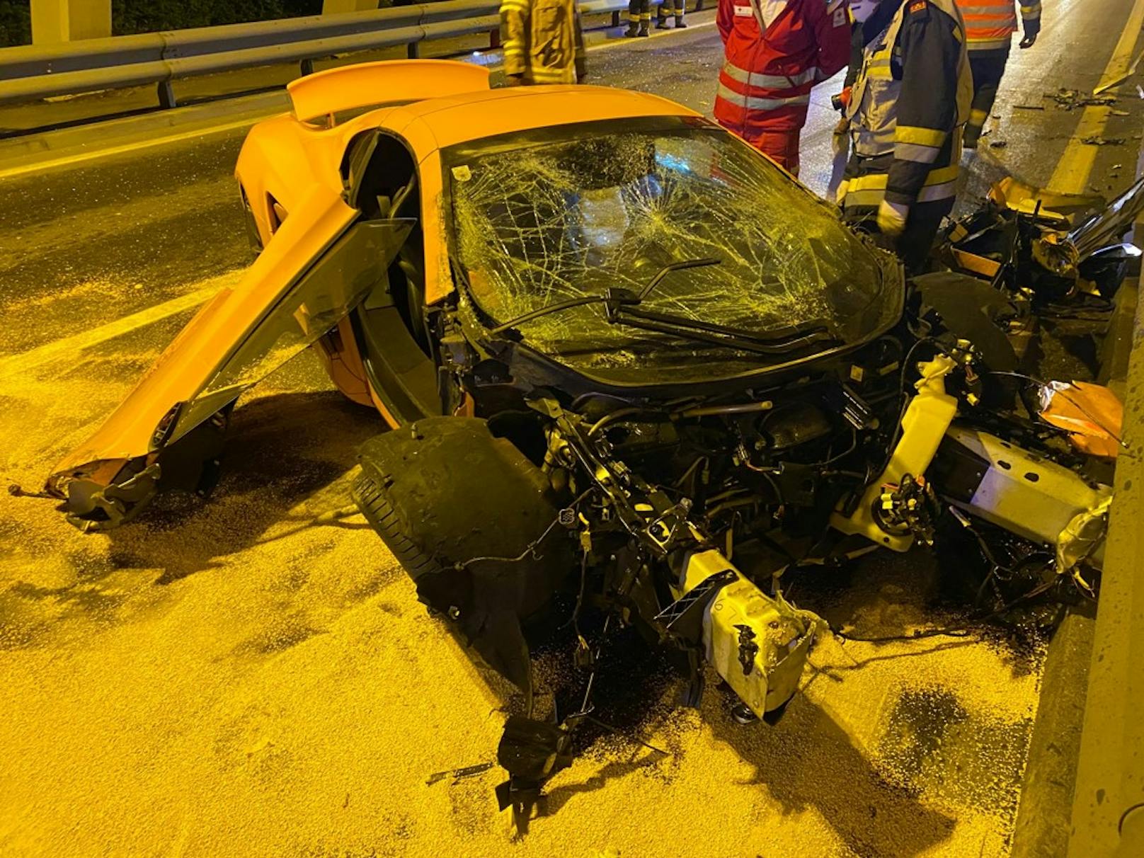 Dieser teure McLaren ist nur noch Schrott: die Insassen des Sportflitzers hatten riesen Glück, sie überstanden den Crash auf der A12 unverletzt (17. Juli 2020)