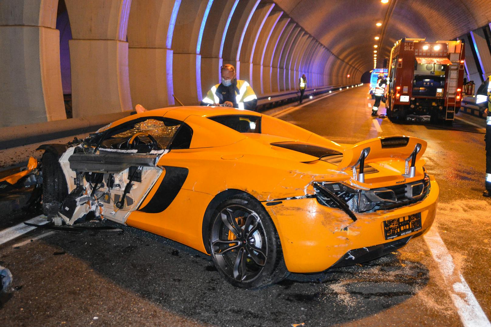 Dieser teure McLaren ist nur noch Schrott: die Insassen des Sportflitzers hatten riesen Glück, sie überstanden den Crash auf der A12 unverletzt (17. Juli 2020) 