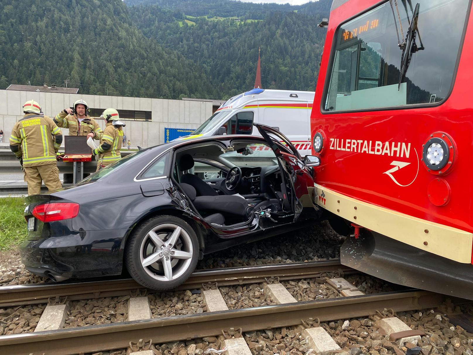 Eine Garnitur der Zillertalbahn kollidierte an einem unbeschrankten Bahnübergang mit einnem schwarzen Audi