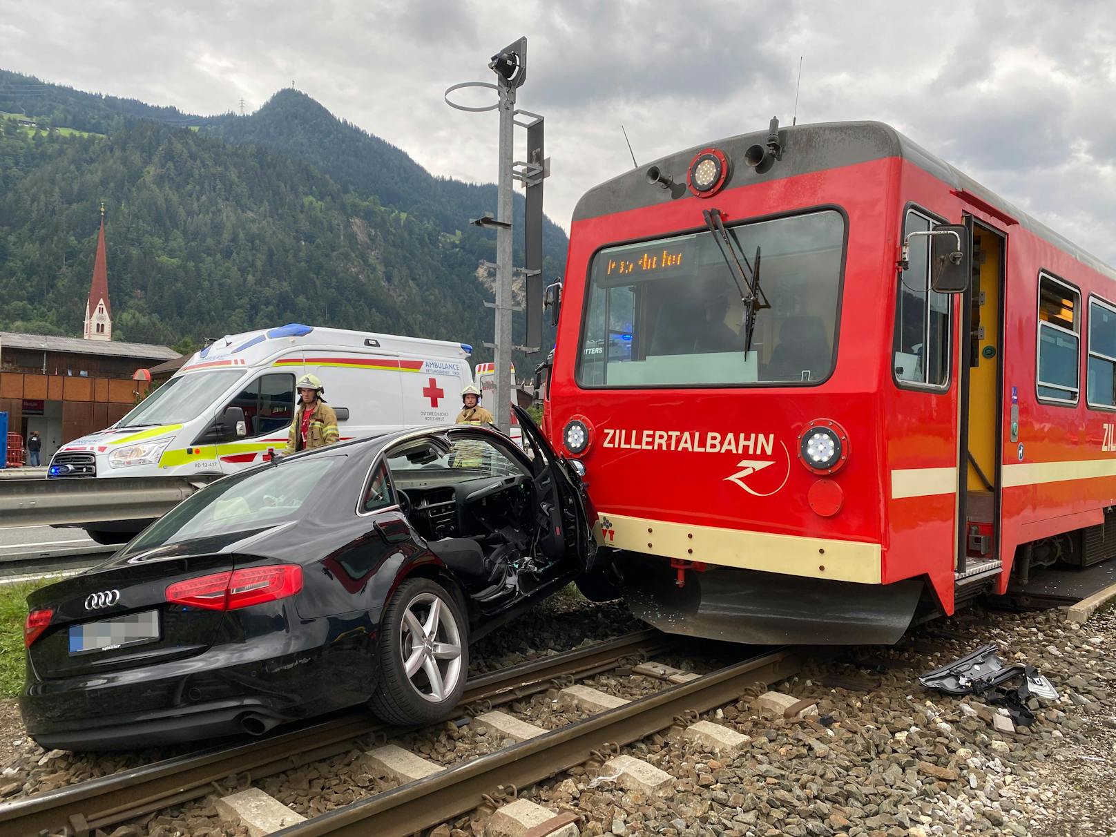Eine Garnitur der Zillertalbahn kollidierte an einem unbeschrankten Bahnübergang mit einnem schwarzen Audi