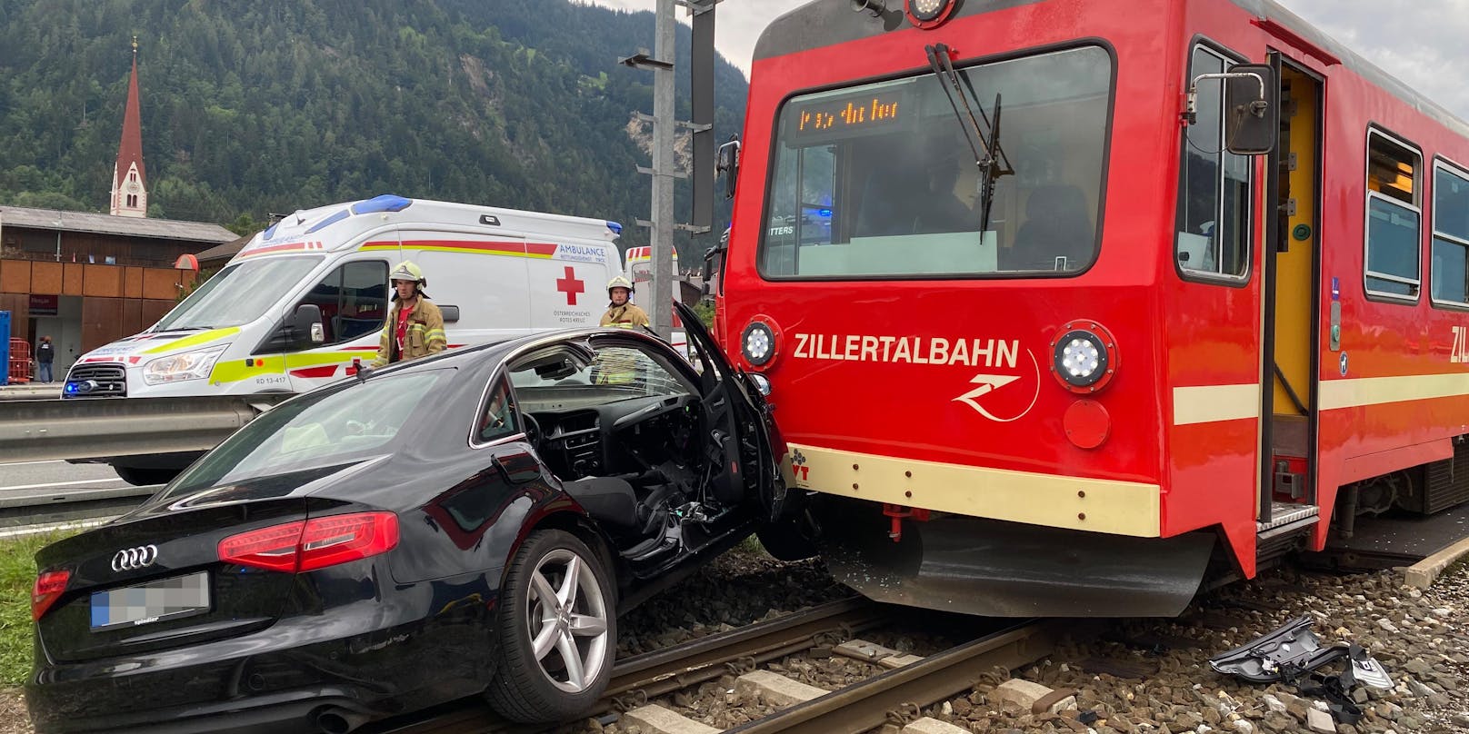 Im Schlitters (Bezirk Schwaz) kam es an einem unbeschrankten Bahnübergang zu einem schweren Verkehrsunfall.