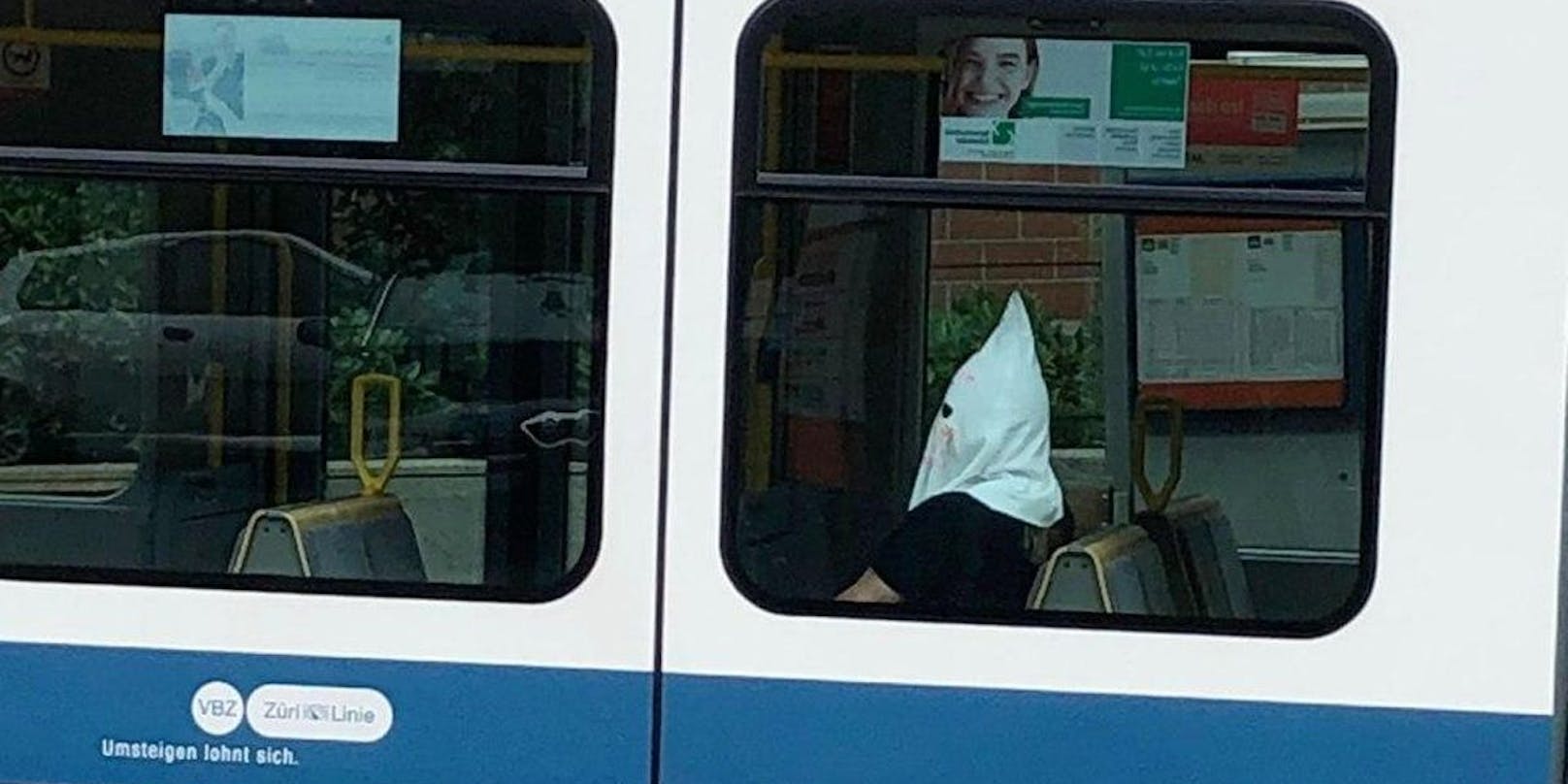 Eine Person war in Zürich mit einer Ku-Klux-Klan-Maske in Straßenbahnlinie 13 unterwegs, wie ein Bild zeigt, das auf Social Media kursiert.