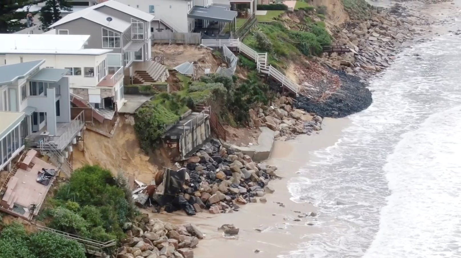 Ein heftiger Wellengang hatte die Küste beschädigt.