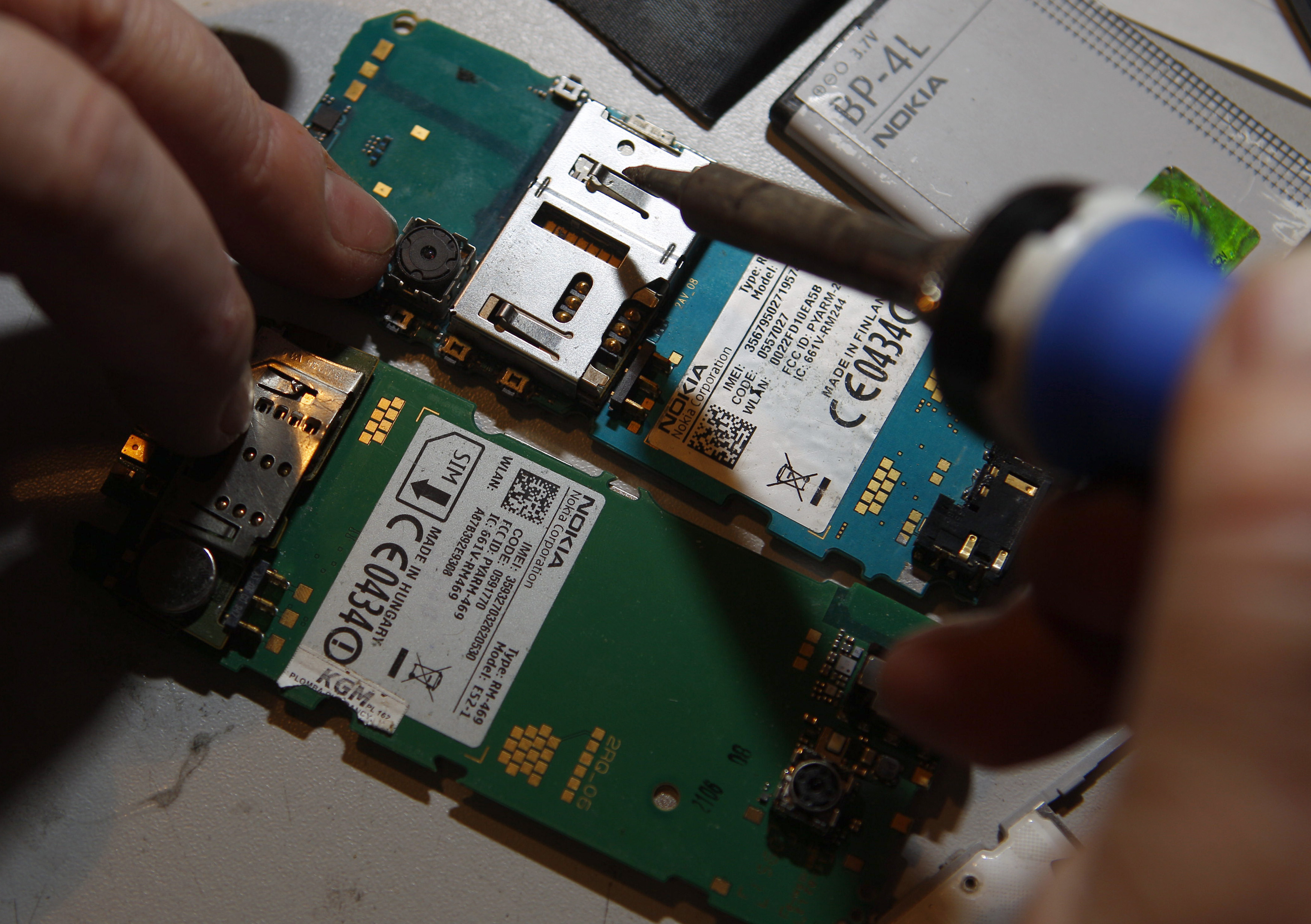 Smartphone-Reparatur im Wohnzimmer: Defekte Smartphones in wenigen Minuten mit A1 wieder wie neu.