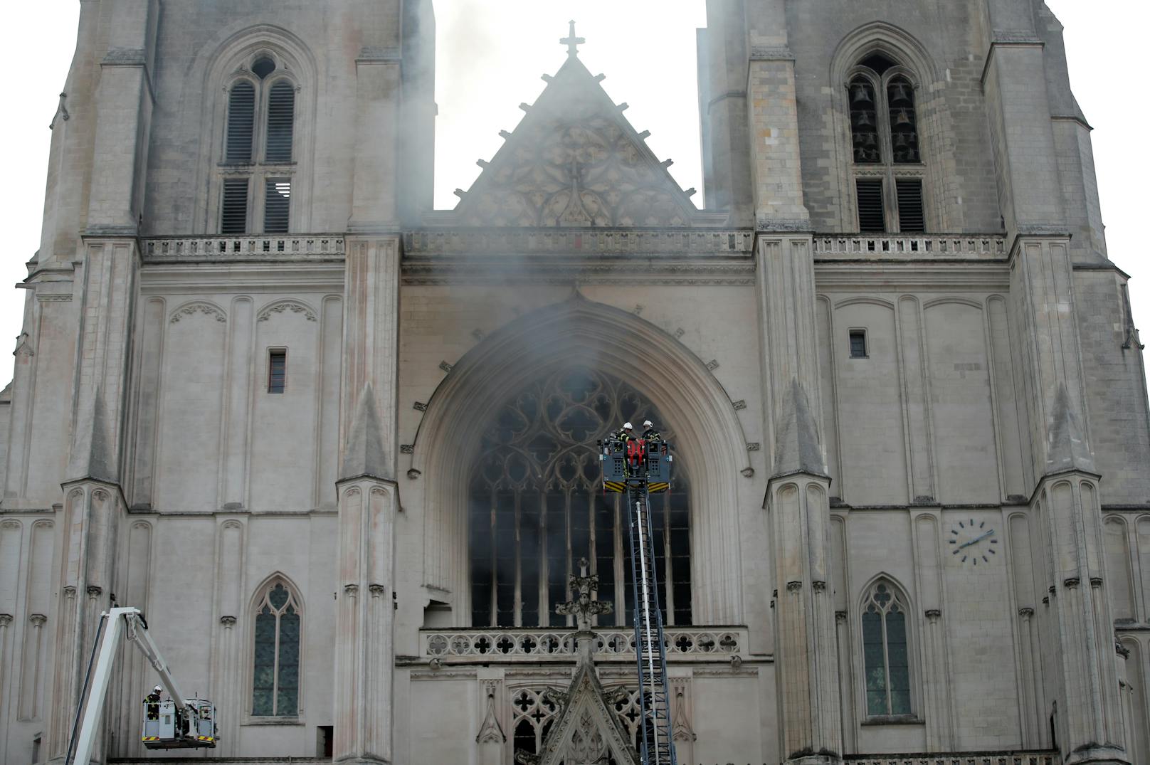 In der Kathedrale von Nantes brannte es.